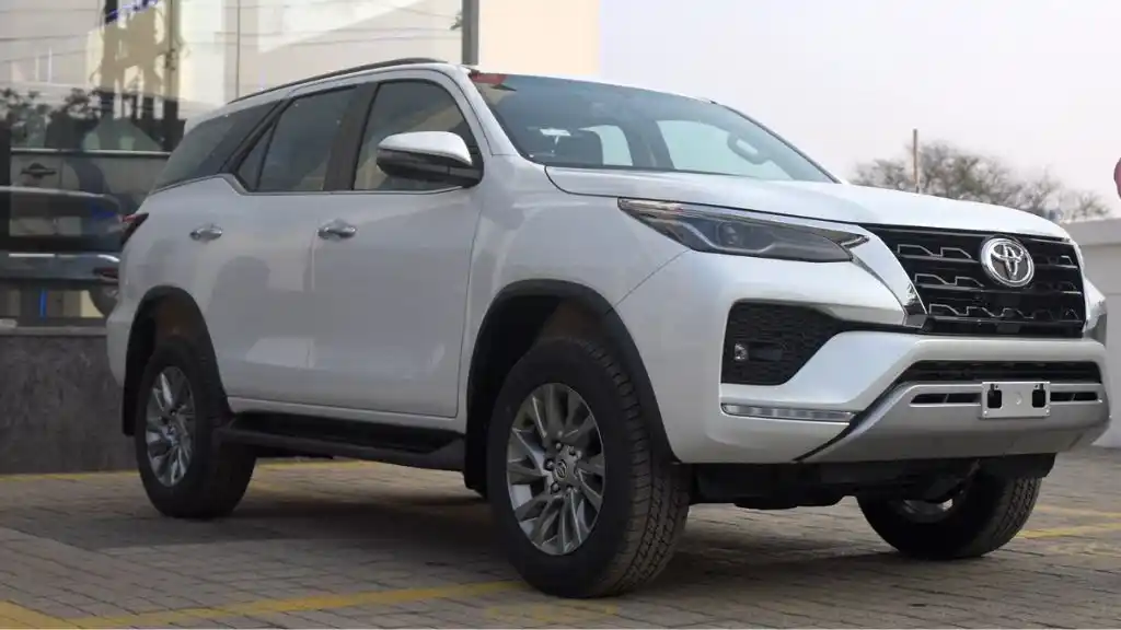 Toyota Fortuner Super White